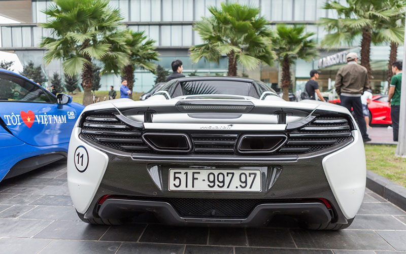 Dàn siêu xe Car & Passion bị bủa vây trên đường phố Hà Nội